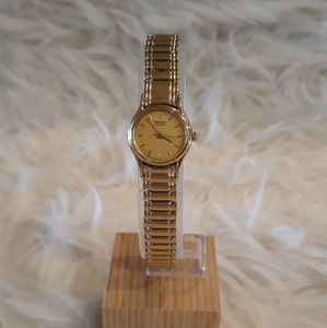 Seiko gold tone expansion womens watch